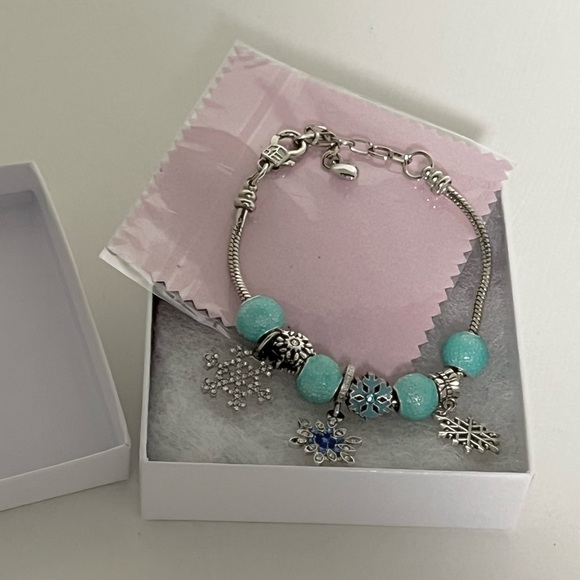 Snowflake Charm Bracelet Holiday Winter Wonderland jewelry Christmas gift - Picture 5 of 6